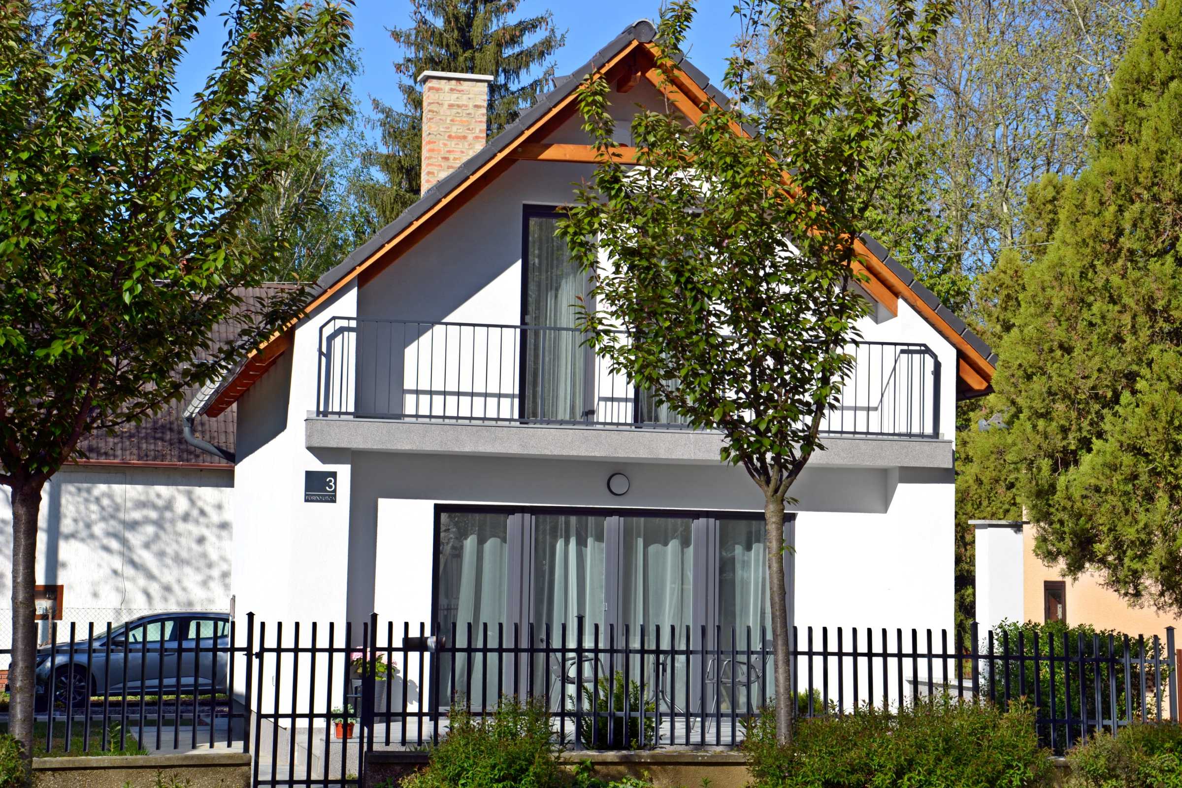 Parkolás az udvaron